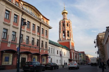 Moskova / Rusya - 03 Ekim 2019: Moskova 'nın tarihi merkezi. Petrovka Caddesi, Pokrovsky Tapınağı manzaralı. Rusya 'da turizm ve seyahat. Moskova sokaklarında sıradan bir akşam.