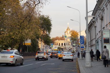 Moskova / Rusya - 03 Ekim 2019: Boulevard Ring. Moskova 'daki Trubnaya meydanında gün batımı manzaralı. Moskova 'nın tarihi merkezinin sokakları. Moskova 'nın manzaraları ve güzel yerleri. 