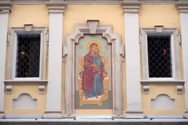 Moskova / Rusya - Ekim 03 2019: Vysoko-Petrovsky Manastırı 'ndaki Tolga Simgesi Tapınağı. Moskova manzarası.