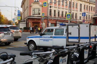 Moskova / Rusya - 03 Ekim 2019: Servis köpeklerinin taşınması için polis arabası. Sokakta bir polis arabası. Rusya 'da K-9 servisi. Polis teşkilatındaki köpekler..