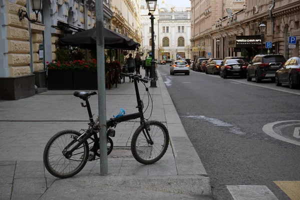 Moscú Rusia Octubre 2019 Una Bicicleta Atada Con Candado Bicicleta — Foto de Stock