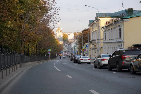 Moskova / Rusya - 03 Ekim 2019: Boulevard Ring. Petrovsky Bulvarı. Moskova 'nın tarihi merkezinin sokakları. Moskova 'nın tarihi merkezinin manzaraları ve güzel yerleri.