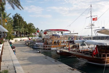 Liman Kenarı, Türkiye - 14 Ekim 2019: Liman, yat, gezi ve gezi gemileri. Deniz tatilleri, eğlence, geziler ve Türkiye 'de tatiller.