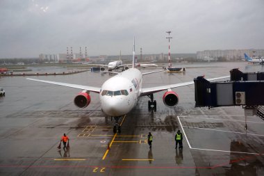 Moskova, Vnukovo / Rusya - 12 Ekim 2019: Vnukovo Uluslararası Havalimanı A.N. Tupolev. Kalkıştan önce uçağın hazırlanması ve bakımı. Havaalanındaki yolcu uçakları.