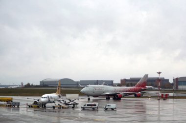 Moskova, Vnukovo / Rusya - 12 Ekim 2019: Vnukovo Uluslararası Havalimanı A.N. Tupolev. Kalkıştan önce uçağın hazırlanması ve bakımı. Havaalanındaki yolcu uçakları.