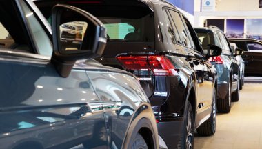 Moskova / Rusya - 25 Mayıs 2020: Bir araba galerisinde yeni arabalar. Siyah Tiguan SUV 'a odaklan. Rusya 'da otomobil işi, yeni araba satışları, hizmet ve bakım.