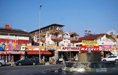 Side / Turkey - 17 Ekim 2019: Türkiye 'deki tatil beldesi Side' da küçük dükkanları olan tipik sokak manzarası. Türkiye 'de harika bir yaz tatili. Türkiye 'de harika güneşli bir gün.