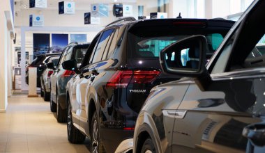 Moskova / Rusya - 25 Mayıs 2020: Bir araba galerisinde yeni arabalar. Siyah Tiguan SUV 'a odaklan. Rusya 'da otomobil işi, yeni araba satışları, hizmet ve bakım.