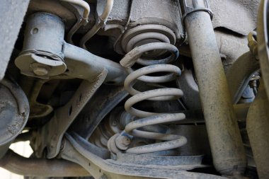 Modern bir arabanın elementleri ve süspansiyon yapısı. Süspansiyon yayları. Servis ve araba tamiri, kaliteli yedek parça. 