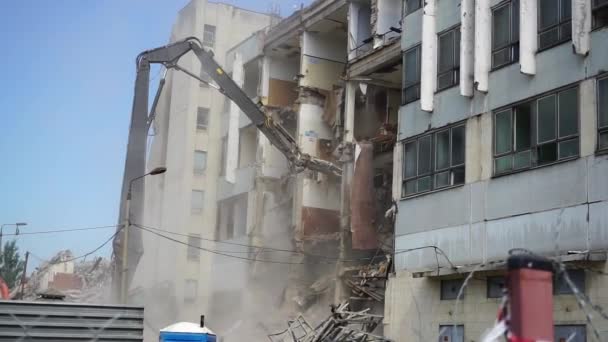 用特殊的建筑设备摧毁一座旧建筑 建筑工地特种装备的工作 — 图库视频影像