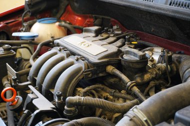 Modern bir arabanın motoru. Servis sırasında ya da tamir sırasında araba motorunun gerçek zamanlı fotoğrafı. Motor tozlu. Araba servisi kavramı.