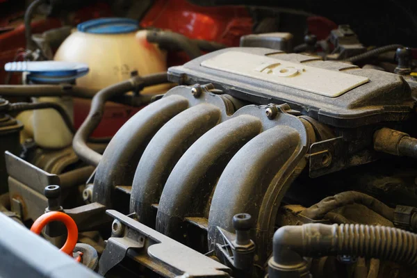 Modern bir arabanın motoru. Servis sırasında ya da tamir sırasında araba motorunun gerçek zamanlı fotoğrafı. Motor tozlu. Araba servisi kavramı.