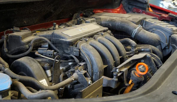 Modern bir arabanın motoru. Servis sırasında ya da tamir sırasında araba motorunun gerçek zamanlı fotoğrafı. Motor tozlu. Araba servisi kavramı.