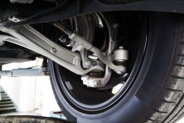 Modern bir arabanın unsurları ve tasarımı. Servis ve yedek parçalar.