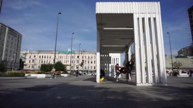 Moskova / Rusya - 07 Eylül 2020: Moskova 'da güneşli bir gün. Triumfalnaya Meydanı. İnsanlar güneşli bir günde salıncakta sallanır.