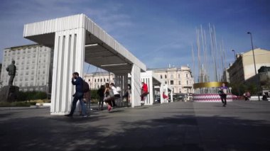 Moskova / Rusya - 07 Eylül 2020: Moskova 'da güneşli bir gün. Triumfalnaya Meydanı. İnsanlar güneşli bir günde salıncakta sallanır.