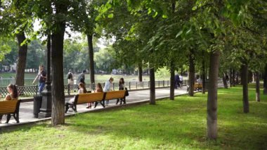 Moskova / Rusya - 07 Eylül 2020: Moskova 'da güneşli bir gün. İnsanlar Patrik Göletlerinin üzerindeki küçük bir parkta dinleniyor ve yürüyorlar..