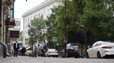 Moskova / Rusya - Eylül 07 2020: Moskova 'da güneşli bir gün. Tverskoy Bulvarı, Moskova' nın tarihi manzarası.