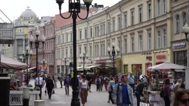 Moskova / Rusya - 07 Eylül 2020: Moskova 'da güneşli bir gün. Arbat Caddesi, Moskova 'nın en eski caddelerinden biridir. Moskovalılar ve başkentin konukları için kültürel bir dinlenme yeri..