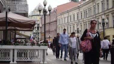 Moskova / Rusya - 07 Eylül 2020: Moskova 'da güneşli bir gün. Arbat Caddesi, Moskova 'nın en eski caddelerinden biridir. Moskovalılar ve başkentin konukları için kültürel bir dinlenme yeri..