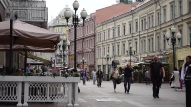 Moskova / Rusya - 07 Eylül 2020: Moskova 'da güneşli bir gün. Arbat Caddesi, Moskova 'nın en eski caddelerinden biridir. Moskovalılar ve başkentin konukları için kültürel bir dinlenme yeri..