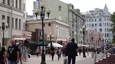 Moskova / Rusya - 07 Eylül 2020: Moskova 'da güneşli bir gün. Arbat Caddesi, Moskova 'nın en eski caddelerinden biridir. Moskovalılar ve başkentin konukları için kültürel bir dinlenme yeri..