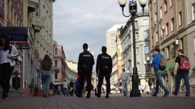 Moskova / Rusya - 07 Eylül 2020: Moskova 'da güneşli bir gün. Arbat Caddesi, Moskova 'nın en eski caddelerinden biridir. Moskovalılar ve başkentin konukları için kültürel bir dinlenme yeri..