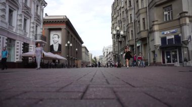 Moskova / Rusya - 07 Eylül 2020: Moskova 'da güneşli bir gün. Arbat Caddesi, Moskova 'nın en eski caddelerinden biridir. Moskovalılar ve başkentin konukları için kültürel bir dinlenme yeri..