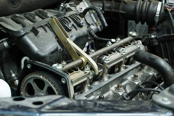 现代汽车修理过程中的发动机 — 图库照片