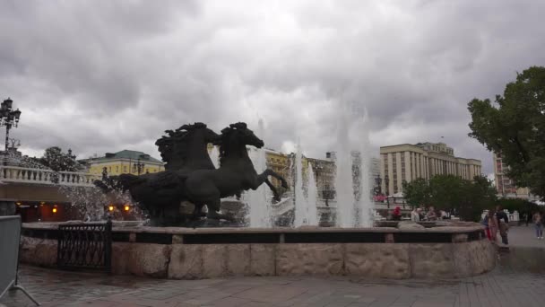 莫斯科 2020年9月11日 莫斯科克里姆林宫亚历山大花园 泉源季节 莫斯科多云的一天 — 图库视频影像