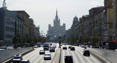Moskova / Rusya - 07 Eylül 2020: Moskova 'da güneşli bir gün. Arabalar Bahçe Çemberi boyunca hareket eder. Bolshaya Sadovaya Caddesi.