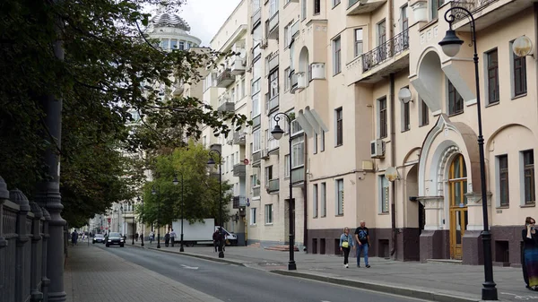 Moskova / Rusya - Eylül 07 2020: Malaya Bronnaya Caddesi. Moskova 'nın tarihi merkezinde sessiz bir caddenin cazibesi.