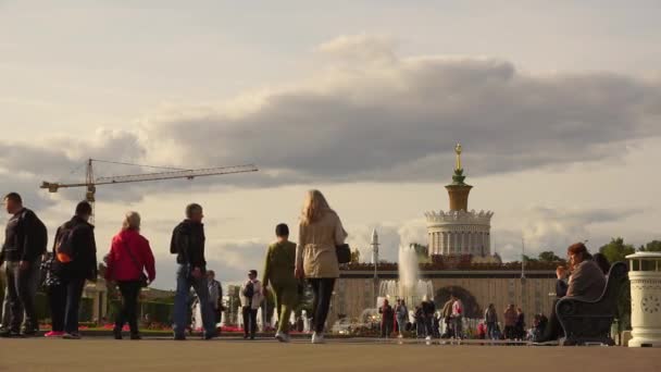 莫斯科 2020年9月12日 全俄罗斯展览中心 Vdnkh 人们沿着小巷走着 — 图库视频影像