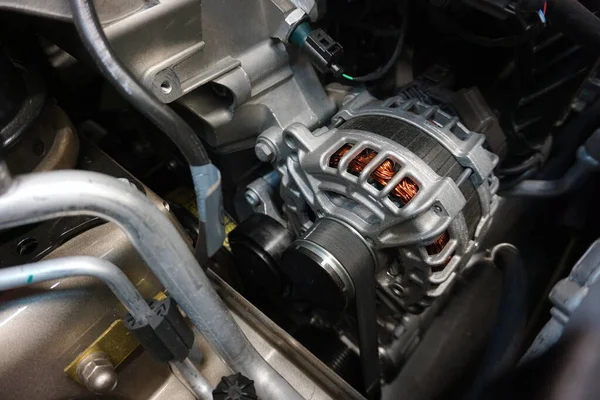 Modern bir arabanın motoruna yükleyici (alternatör) kurulmuş.