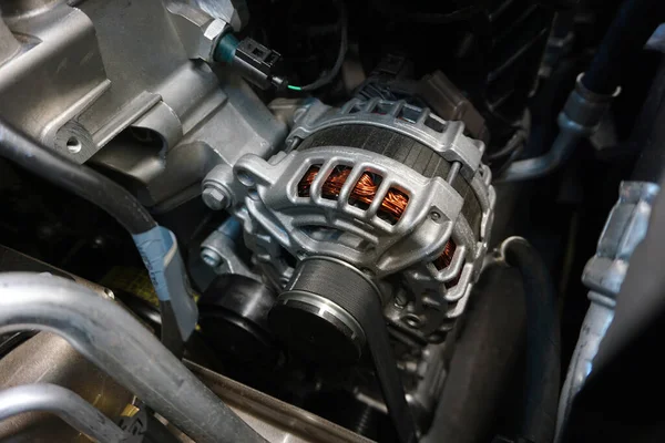 Generator Alternator Zainstalowany Silniku Nowoczesnego Samochodu — Zdjęcie stockowe