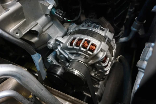 Modern bir arabanın motoruna yükleyici (alternatör) kurulmuş.