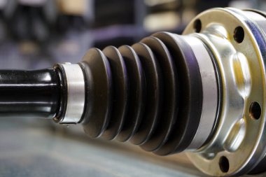 Modern bir arabanın direksiyonuna monte edilmiş koruyucu bir bot.. 