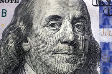Moskova / Rusya - 15 Ekim 2020: Franklin 'in portresi olan 100 ABD $' lık banknotun bir parçası.