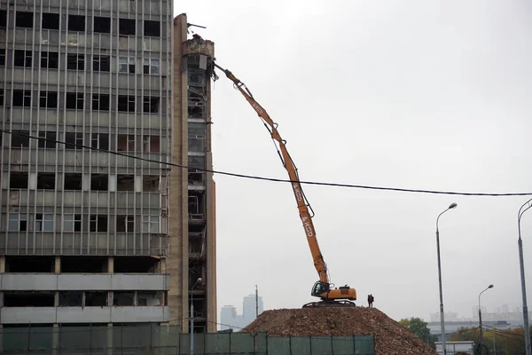 莫斯科 俄罗斯 2020年10月13日 一辆配备特殊设备的挖掘机准备拆除一座旧建筑 在Volokolamsk公路上拆除一个建筑群 — 图库照片