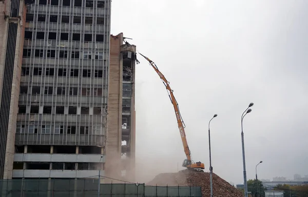 莫斯科 俄罗斯 2020年10月13日 一台很长的挖掘机摧毁了一座高楼 在Volokolamsk公路上拆除一个建筑群 — 图库照片