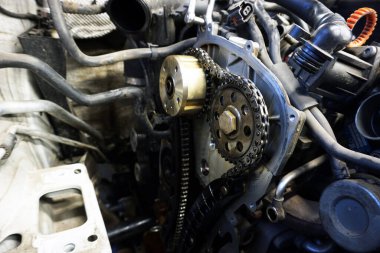 Tamirat sırasında modern bir arabanın motoru. Zamanlama mekanizmasının elementleri.