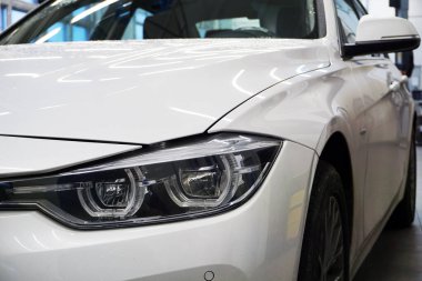 Yeni lüks bir arabanın far ışığı..                          