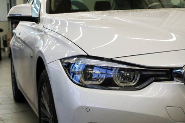 Yeni lüks bir arabanın far ışığı..                          