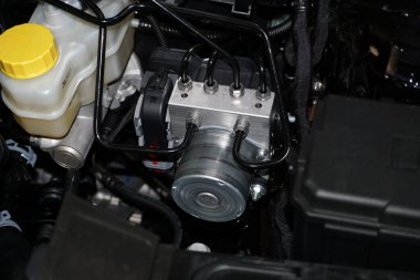 Modern bir arabanın emniyet kilidi önleyici fren sistemi ABS için kontrol ünitesi motor bölmesine monte edilmiştir..