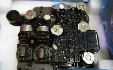 Modern bir arabanın otomatik transmisyonunun valf bloğu (kontrol birimi).