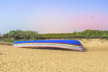 Deniz sahilinde kumda tutulan bir balıkçı teknesi