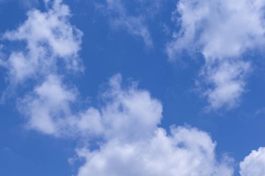 Sonbaharın beyaz bulutları ile birlikte mavi gökyüzü tuvali