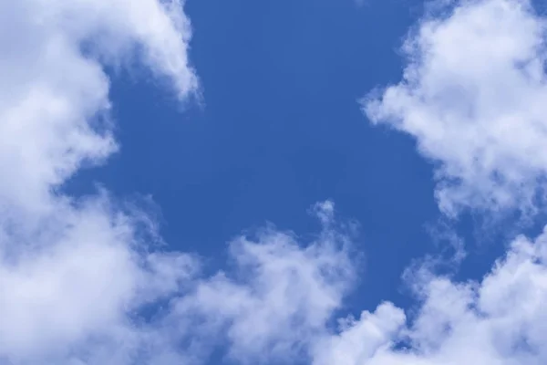 Голубое небо и белые осенние облака Лицензионные Стоковые Фото