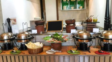 Bir otelin iyi dekore edilmiş mutfağı, İç dekorasyon