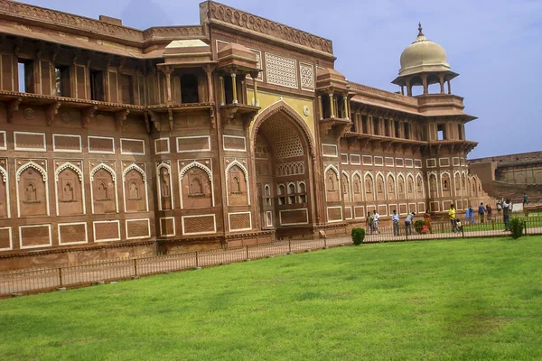 Boční pohled na Jahangiri Mahal v pevnosti Agra. Agra, Uttar Pradesh, Indie — Stock fotografie